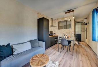 Apparts h  tel la ferme du gros noyer has rooms with a private hot tub