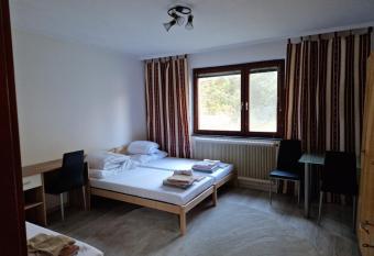 DrKarlRennerGarten has Balcony rooms