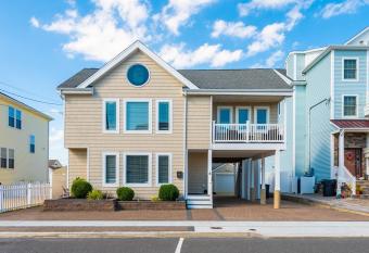 Stunning beach block home in Ortley Beach, 4 BR, 2.5 Baths, Sleeps 10 has Balcony rooms
