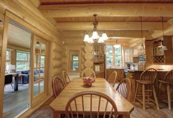 Fiddler Lake Resort Chalet 19 Ours has rooms with a private hot tub