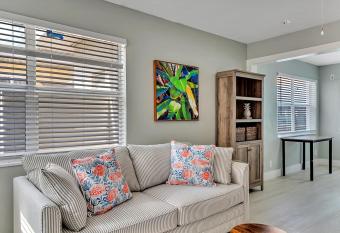 The Shell on Walnut 1BR1Bath Hollywood Beach Free Parking has Balcony rooms