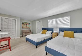 The Shell on Walnut Studio with Bath Hollywood Beach Free Parking has Balcony rooms