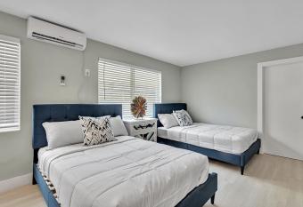 The Shell on Walnut Studio Hollywood Beach Free Parking has Balcony rooms