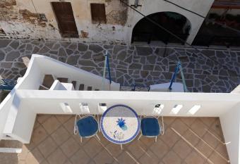 Blue House has Balcony rooms