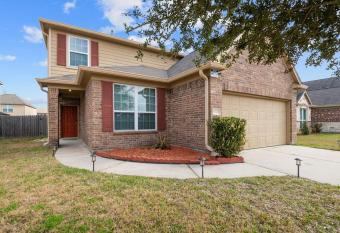 The Houcation Villa has rooms with a private hot tub