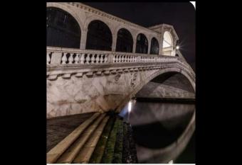 Villa Nadia has rooms with a private hot tub