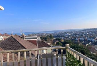 2 bed flat with views has Balcony rooms