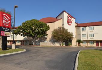Red Roof Inn San Antonio Airport allows 18 year olds to book a room
