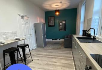 Large, stylish 2bedroom apartment l free parking allows 18 year olds to book a room