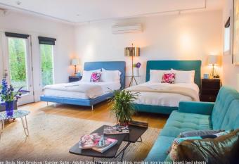 ZEY HOTEL has rooms with a private hot tub