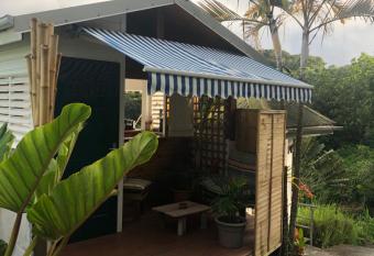 Bungalow: La Fav  la Chic/The Chic Favela - Trois-Rivi  res allows 18 year olds to book a room