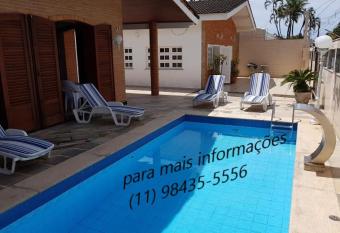 casa com piscina has Smoking/Balcony rooms