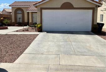 D&L Las Vegas allows 18 year olds to book a room