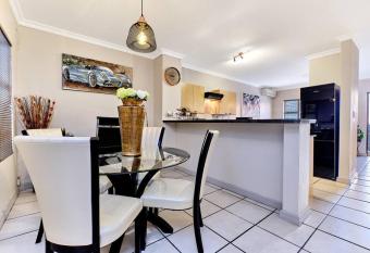 Westpoint Executive Suites, Sandton, Johannesburg has rooms with a private hot tub