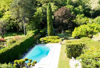 LES CENT CIELS allows 18 year olds to book a room