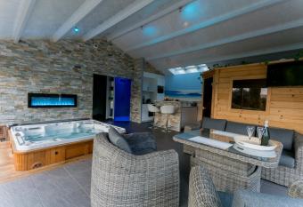 Le lieu dit... allows 18 year olds to book a room