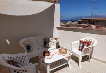 AFFITTACAMERE LE SIGNORINE has Balcony rooms