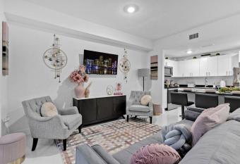 Peaceful Dreamscape (Pink) has Balcony rooms