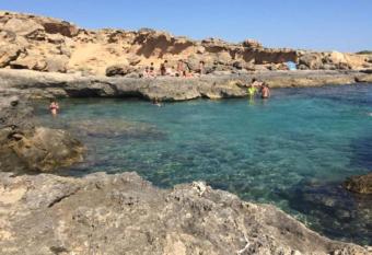 GRAZIOSO SEMINTERRATO IN POSIZIONE CENTRALE has Balcony rooms