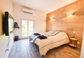 Chambre priv  e acc  s ind  pendant allows 18 year olds to book a room