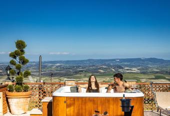 Agri Apartment La Terrazza La Ripadoro has rooms with a private hot tub
