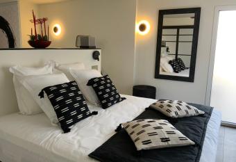 2 A 2 allows 18 year olds to book a room