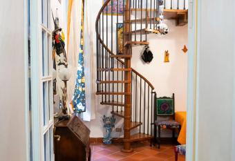 LE STREGHE rooms e art con garage allows 18 year olds to book a room