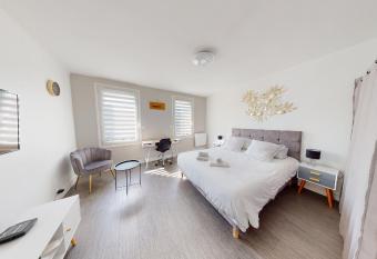 Grand studio hypercentre - proche plage & gare allows 18 year olds to book a room