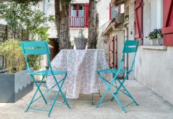 Cottage Au Coin du Feu has Balcony rooms