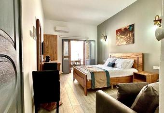 Royal Goddess Guest House, Walled City allows 18 year olds to book a room