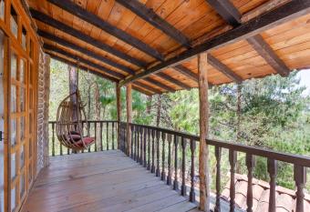 Hotel Boutique El Rinc  n has rooms with a private hot tub