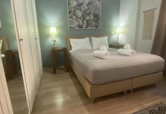 Marina Zeas Seaside Studio-MarinaQ has rooms with a private hot tub