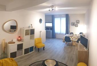 Charmant studio avec place de parking allows 18 year olds to book a room