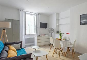 Apartment in the heart of old Antibes 1 near the Proven  al market allows 18 year olds to book a room