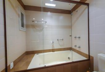 Cobertura Magnifica no complexo Wish Serrano has rooms with a private hot tub