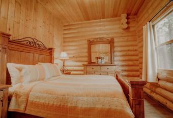 Fiddler Lake Resort Chalet 27 Cerf has rooms with a private hot tub