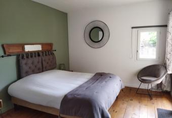 Aur Blan - Les Pipistrelles allows 18 year olds to book a room