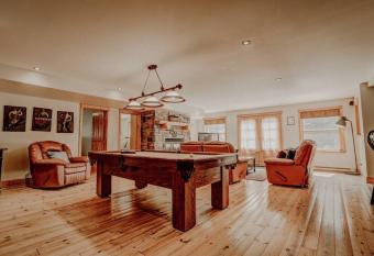 Fiddler Lake Resort Chalet 41 Cerf avec piscine has rooms with a private hot tub