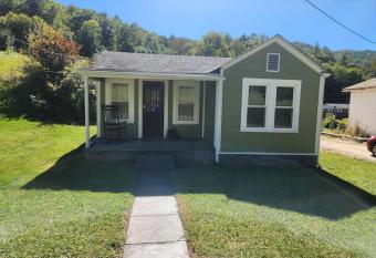 Little Green Cottage - The perfect retreat has Balcony rooms