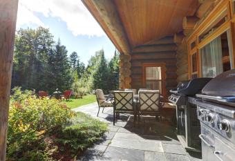 Fiddler Lake Resort Chalet 46 Moose has rooms with a private hot tub