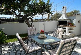 Sunny Beach House has Balcony rooms