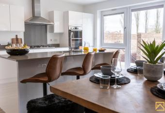 Outstanding 5 Bedroom Townhouse, Canal Views has Balcony rooms