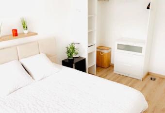 Appart moderne proche Parc des Expos - Le Bourget has Balcony rooms