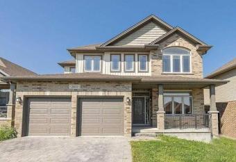 Beautiful 4 Bedroom House With a Indoor Fireplace has Balcony rooms