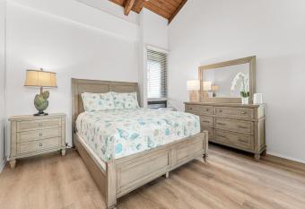 Convenient to downtown Kihei, across famous Charley Young Beach, 3 pool, tennis courts MV3407 has Balcony rooms