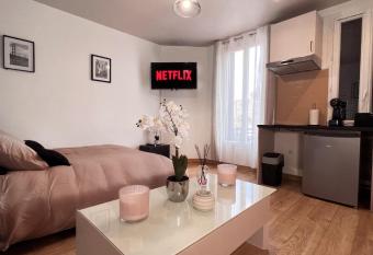 Studio cosy proche du lac d Enghien allows 18 year olds to book a room