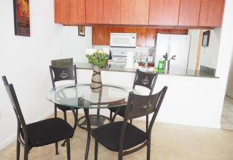 Luxury Miami Brickell Stay-Bay View has rooms with a private hot tub