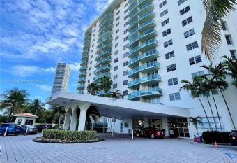 Isles Beach - Luxury Miami Vacation has Balcony rooms
