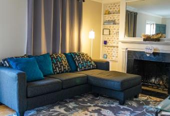 Franklin Park 3BR Condo near Airport, Downtown, OSU allows 18 year olds to book a room