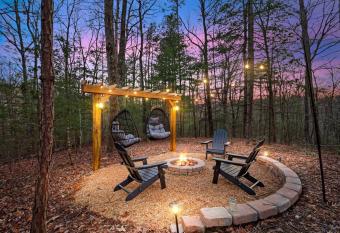 Upscale 3-Bedroom Oasis Nestled in the Woods has rooms with a private hot tub
